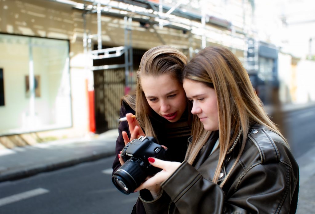 deux femme regardent une des photos sur un appareil photo