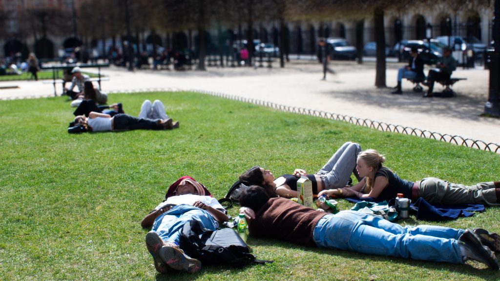 des étudiant allonger d'un parc prenant de l'air